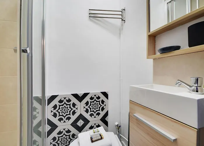 Comfortable Studio Porte-dauphine